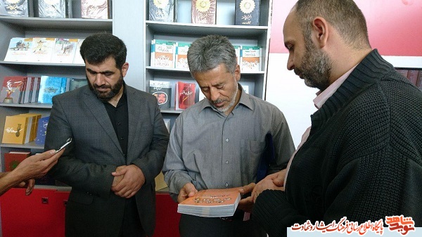 فرمانده نیروی دریایی ارتش از غرفه نشر شاهد بازدید کرد