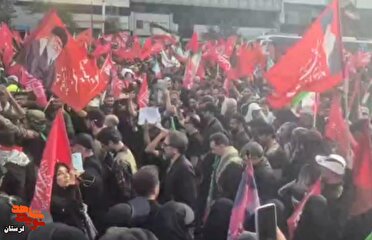 گل مالی مردم لرستان در روز وداع با امام شهید در تهران