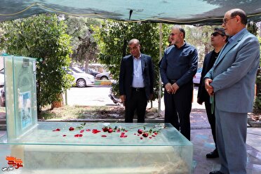 ادای احترام معاون فرهنگی و آموزشی بنیاد شهید و امور ایثارگران به مقام شامخ شهدای شیراز
