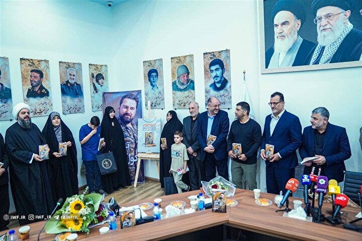 مراسم رونمایی از کتاب آخرین کول انداز برگزار شد/شرحی بر زندگی کشتی گیر شهید مرتضی ابراهیمی