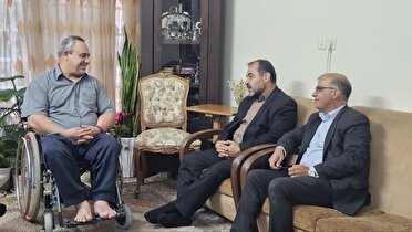 مدیرکل امور ورزشی و اردویی بنیاد شهید با جانباز ۷۰ درصد ورزشکار در شیراز دیدار کرد