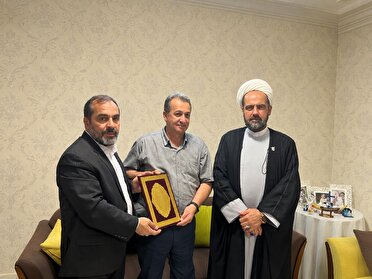 دیدار مدیران بنیاد شهید با جانباز ۵۰ درصد و مربی تیم ملی والیبال نشسته