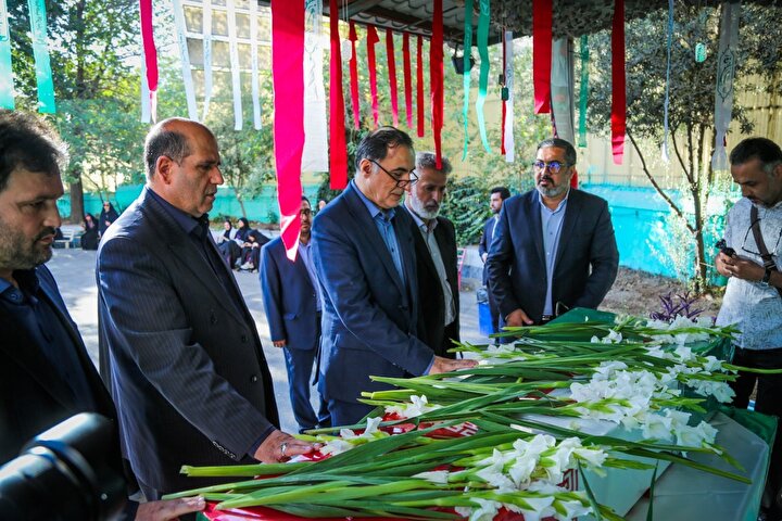 مراسم ملی «زنگ ایثار» به یاد شهدای دانش آموز میناب نواخته شد/ ایران سرزمین دانش و دانایی